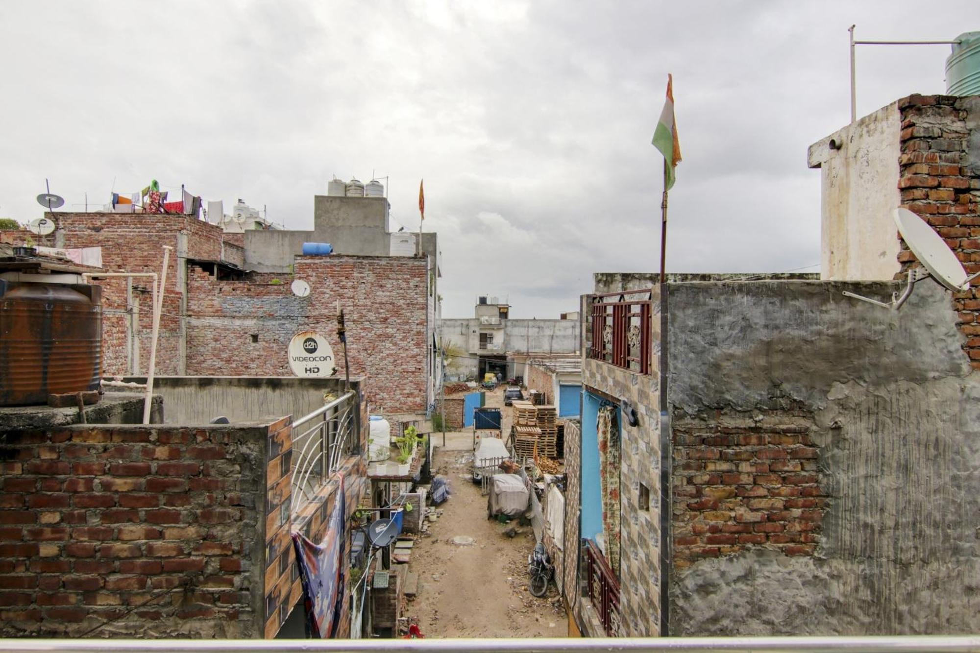 Hotel O S Palace Near Samaypur Badli Metro Station Delhi  Exterior photo