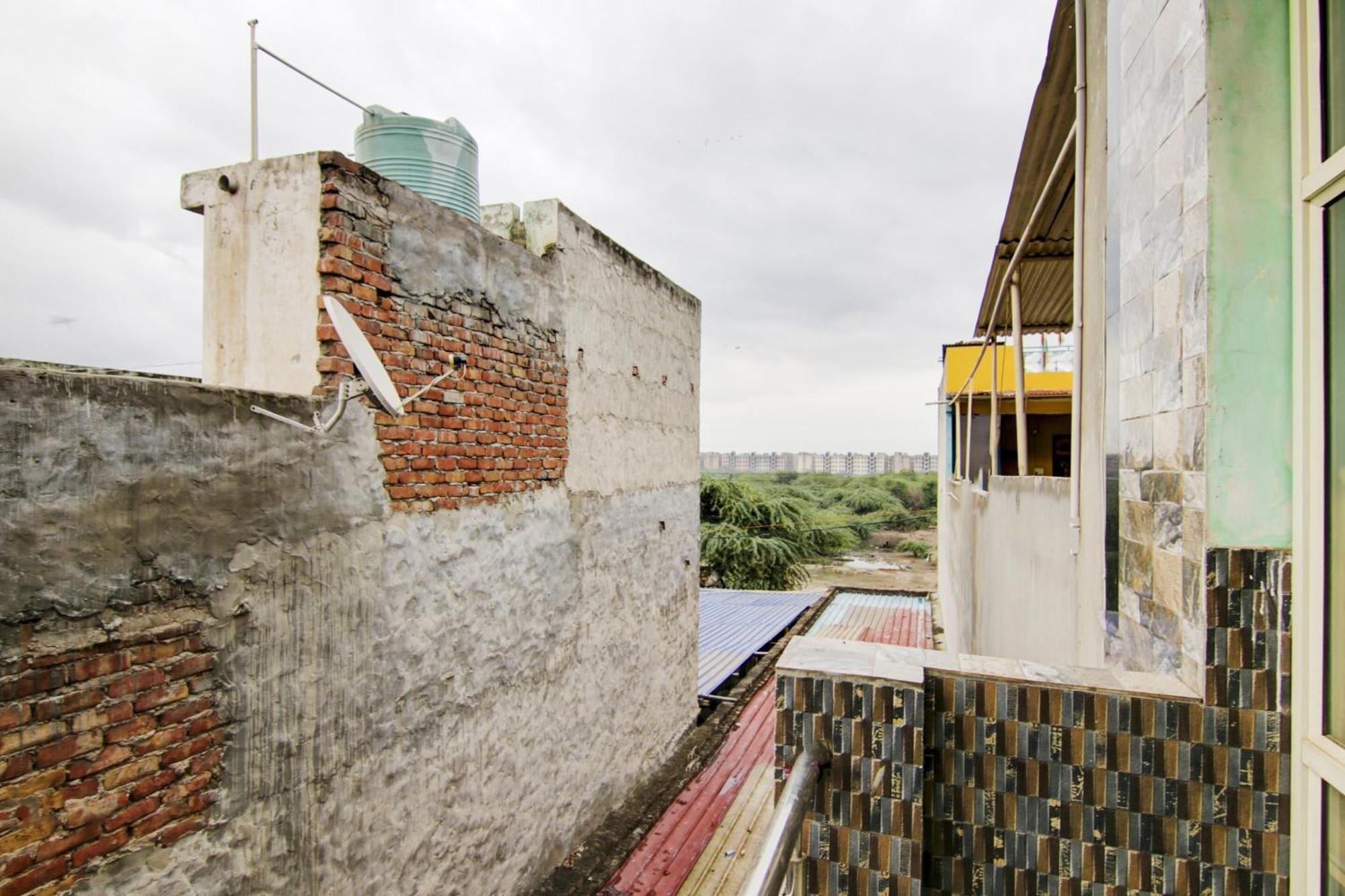 Hotel O S Palace Near Samaypur Badli Metro Station Delhi  Exterior photo