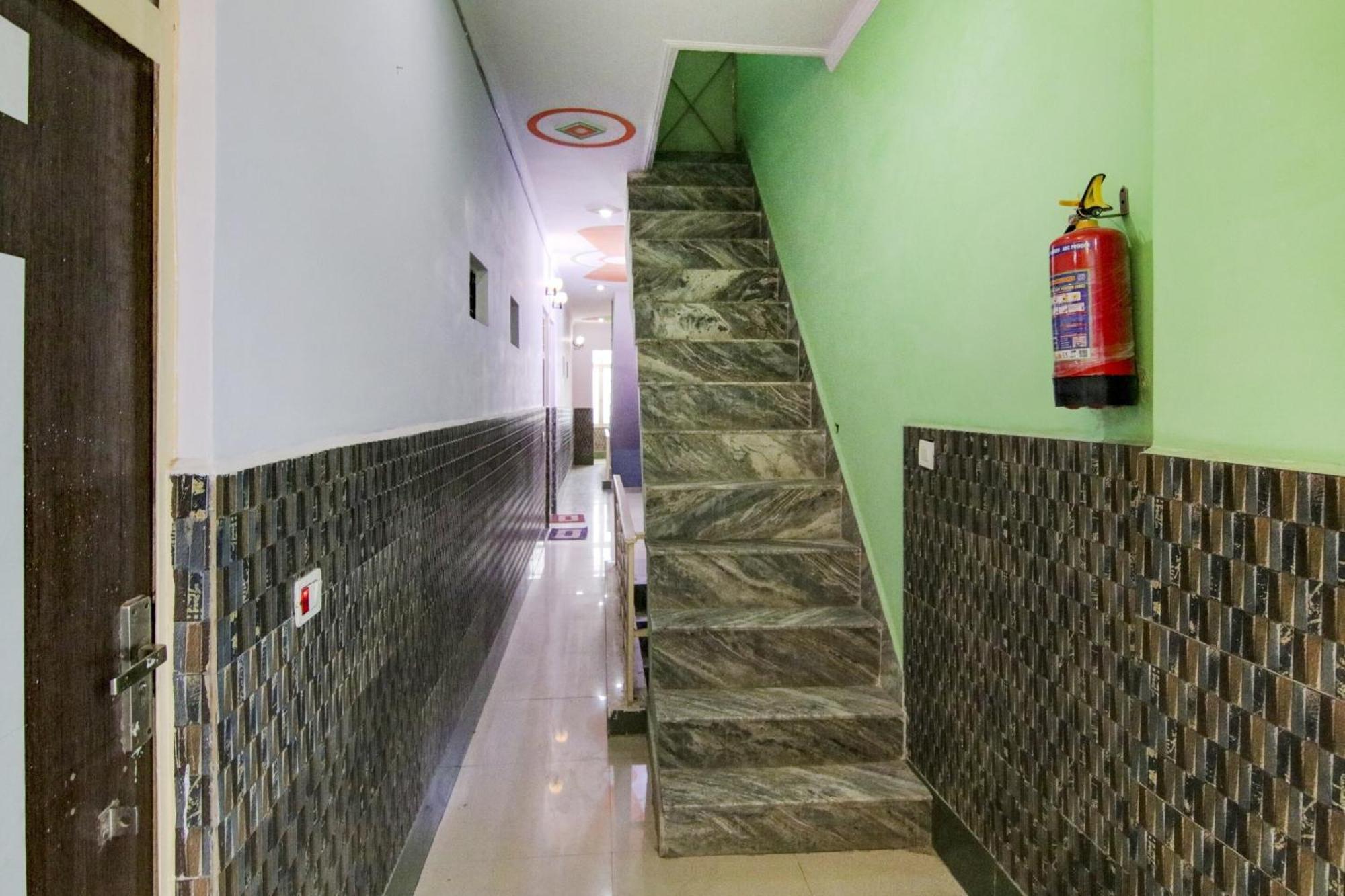 Hotel O S Palace Near Samaypur Badli Metro Station Delhi  Exterior photo